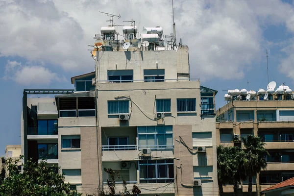 Kıbrıs Rum Kesimi 29 Mayıs 2020 'de Kıbrıs Rum Kesimi' nin Limasol kentinin tam göbeğindeki sahil caddesinde bulunan bir binanın cephesine baktı.