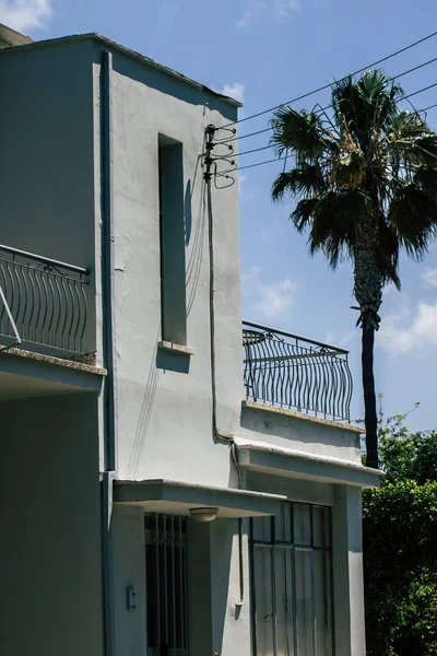 Kıbrıs Rum Kesimi 29 Mayıs 2020 'de Kıbrıs Rum Kesimi' nin Limasol kentinin tam göbeğindeki sahil caddesinde bulunan bir binanın cephesine baktı.