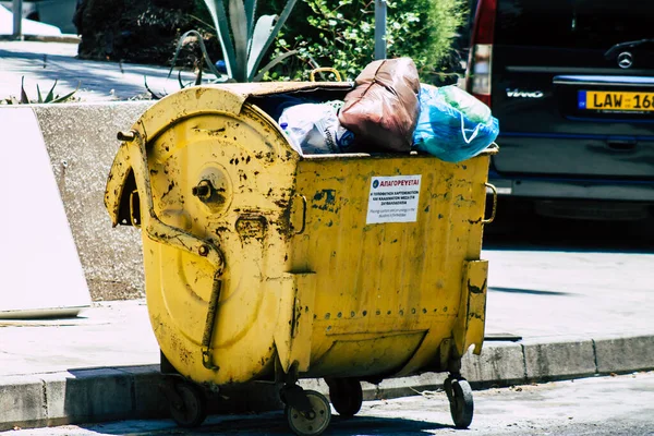 Kıbrıs Rum Kesimi 29 Mayıs 2020 'de Kıbrıs Rum Kesimi' nin Limasol adasının sokaklarında bir çöp konteynırının kapatılması