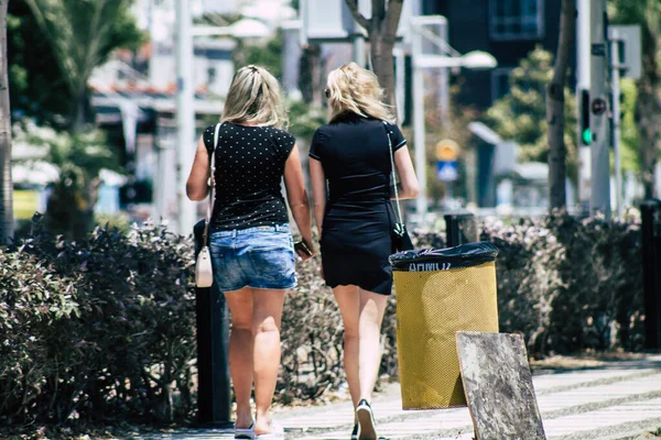 Лимассол Кипр Мая 2020 Года Вид Неизвестных Подростков Гуляющих Улицам — стоковое фото