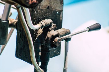 Kıbrıs Rum Kesimi, 30 Mayıs 2020 'de Kıbrıs Rum Kesimi' nin eski Limasol limanında demirlemiş bir balıkçı teknesinin yakını.