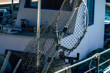 Kıbrıs Rum Kesimi, 30 Mayıs 2020 'de Kıbrıs Rum Kesimi' nin eski Limasol limanında demirlemiş bir balıkçı teknesinin yakını.