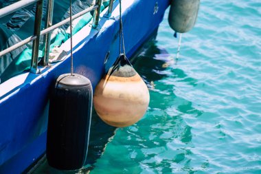 Kıbrıs Rum Kesimi, 30 Mayıs 2020 'de Kıbrıs Rum Kesimi' nin eski Limasol limanında demirlemiş bir balıkçı teknesinin yakını.