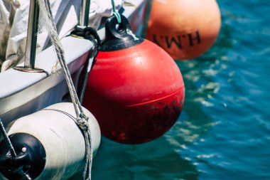 Kıbrıs Rum Kesimi, 30 Mayıs 2020 'de Kıbrıs Rum Kesimi' nin eski Limasol limanında demirlemiş bir balıkçı teknesinin yakını.