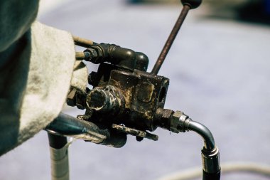 Kıbrıs Rum Kesimi, 30 Mayıs 2020 'de Kıbrıs Rum Kesimi' nin eski Limasol limanında demirlemiş bir balıkçı teknesinin yakını.