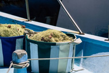 Kıbrıs Rum Kesimi, 30 Mayıs 2020 'de Kıbrıs Rum Kesimi' nin eski Limasol limanında demirlemiş bir balıkçı teknesinin yakını.