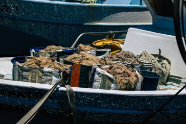 Kıbrıs Rum Kesimi, 30 Mayıs 2020 'de Kıbrıs Rum Kesimi' nin eski Limasol limanında demirlemiş bir balıkçı teknesinin yakını.