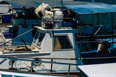 Kıbrıs Rum Kesimi, 30 Mayıs 2020 'de Kıbrıs Rum Kesimi' nin eski Limasol limanında demirlemiş bir balıkçı teknesinin yakını.