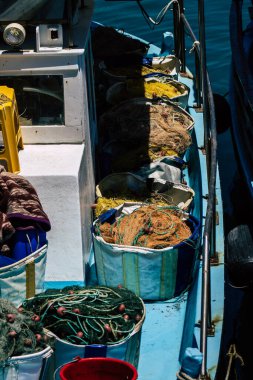 Kıbrıs Rum Kesimi, 30 Mayıs 2020 'de Kıbrıs Rum Kesimi' nin eski Limasol limanında demirlemiş bir balıkçı teknesinin yakını.