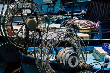 Kıbrıs Rum Kesimi, 30 Mayıs 2020 'de Kıbrıs Rum Kesimi' nin eski Limasol limanında demirlemiş bir balıkçı teknesinin yakını.