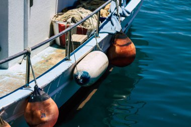 Kıbrıs Rum Kesimi, 30 Mayıs 2020 'de Kıbrıs Rum Kesimi' nin eski Limasol limanında demirlemiş bir balıkçı teknesinin yakını.