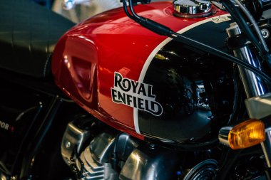 Kıbrıs Rum Kesimi 30 Mayıs 2020 'de Kıbrıs Rum Kesimi' nin Limasol adasında park halindeki Royal Enfield motosikletinin yakın çekimi