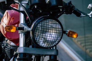 Kıbrıs Rum Kesimi 30 Mayıs 2020 'de Kıbrıs Rum Kesimi' nin Limasol adasında park halindeki Royal Enfield motosikletinin yakın çekimi