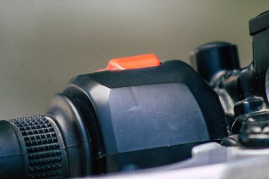 Kıbrıs Rum Kesimi 30 Mayıs 2020 'de Kıbrıs Rum Kesimi' nin Limasol adasında park halindeki Royal Enfield motosikletinin yakın çekimi