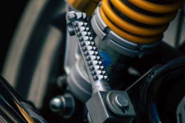 Kıbrıs Rum Kesimi 30 Mayıs 2020 'de Kıbrıs Rum Kesimi' nin Limasol adasında park halindeki Royal Enfield motosikletinin yakın çekimi