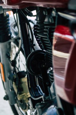 Kıbrıs Rum Kesimi 30 Mayıs 2020 'de Kıbrıs Rum Kesimi' nin Limasol adasında park halindeki Royal Enfield motosikletinin yakın çekimi