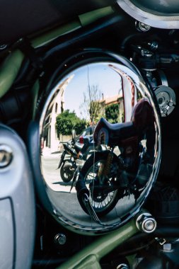 Kıbrıs Rum Kesimi 30 Mayıs 2020 'de Kıbrıs Rum Kesimi' nin Limasol adasında park halindeki Royal Enfield motosikletinin yakın çekimi