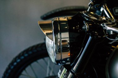 Kıbrıs Rum Kesimi 30 Mayıs 2020 'de Kıbrıs Rum Kesimi' nin Limasol adasında park halindeki Royal Enfield motosikletinin yakın çekimi