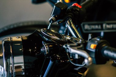 Kıbrıs Rum Kesimi 30 Mayıs 2020 'de Kıbrıs Rum Kesimi' nin Limasol adasında park halindeki Royal Enfield motosikletinin yakın çekimi