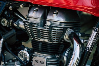 Kıbrıs Rum Kesimi 30 Mayıs 2020 'de Kıbrıs Rum Kesimi' nin Limasol adasında park halindeki Royal Enfield motosikletinin yakın çekimi