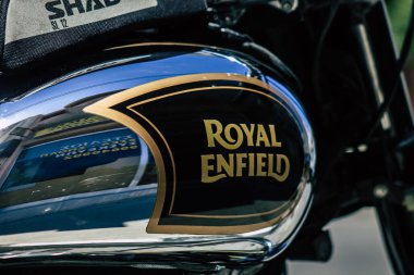 Kıbrıs Rum Kesimi 30 Mayıs 2020 'de Kıbrıs Rum Kesimi' nin Limasol adasında park halindeki Royal Enfield motosikletinin yakın çekimi