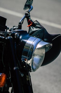 Kıbrıs Rum Kesimi 30 Mayıs 2020 'de Kıbrıs Rum Kesimi' nin Limasol adasında park halindeki Royal Enfield motosikletinin yakın çekimi