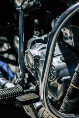 Kıbrıs Rum Kesimi 30 Mayıs 2020 'de Kıbrıs Rum Kesimi' nin Limasol adasında park halindeki Royal Enfield motosikletinin yakın çekimi