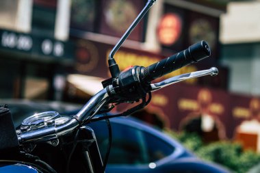 Kıbrıs Rum Kesimi 30 Mayıs 2020 'de Kıbrıs Rum Kesimi' nin Limasol adasında park halindeki Royal Enfield motosikletinin yakın çekimi