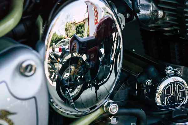 Kıbrıs Rum Kesimi 30 Mayıs 2020 'de Kıbrıs Rum Kesimi' nin Limasol adasında park halindeki Royal Enfield motosikletinin yakın çekimi