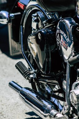 Kıbrıs Rum Kesimi 30 Mayıs 2020 'de Kıbrıs Rum Kesimi' nin Limasol adasında park halindeki Royal Enfield motosikletinin yakın çekimi