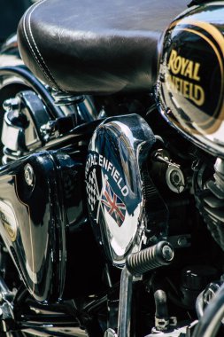 Kıbrıs Rum Kesimi 30 Mayıs 2020 'de Kıbrıs Rum Kesimi' nin Limasol adasında park halindeki Royal Enfield motosikletinin yakın çekimi