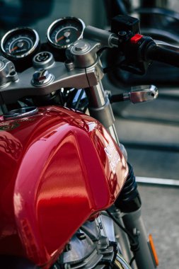 Kıbrıs Rum Kesimi 30 Mayıs 2020 'de Kıbrıs Rum Kesimi' nin Limasol adasında park halindeki Royal Enfield motosikletinin yakın çekimi