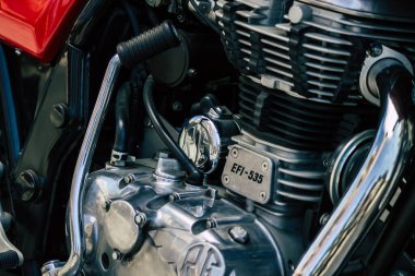 Kıbrıs Rum Kesimi 30 Mayıs 2020 'de Kıbrıs Rum Kesimi' nin Limasol adasında park halindeki Royal Enfield motosikletinin yakın çekimi