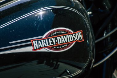 Kıbrıs Rum Kesimi 30 Mayıs 2020 'de Kıbrıs Rum Kesimi' nin Limasol adasında park halindeki Harley Davidson motorsikletine yakın çekim