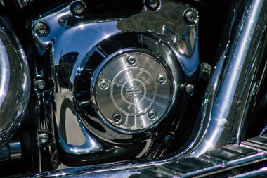 Kıbrıs Rum Kesimi 30 Mayıs 2020 'de Kıbrıs Rum Kesimi' nin Limasol adasında park halindeki Harley Davidson motorsikletine yakın çekim
