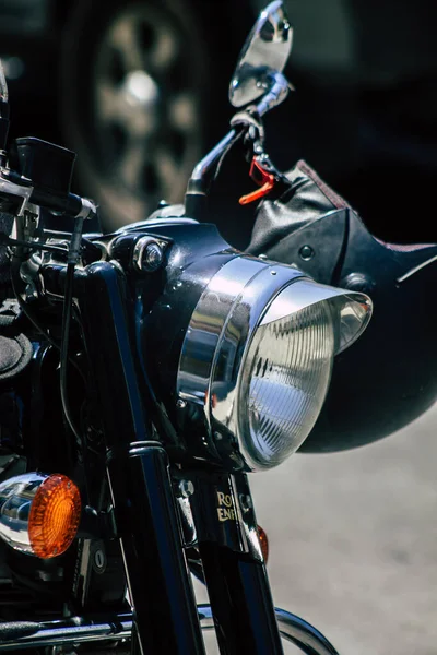 Kıbrıs Rum Kesimi 30 Mayıs 2020 'de Kıbrıs Rum Kesimi' nin Limasol adasında park halindeki Royal Enfield motosikletinin yakın çekimi