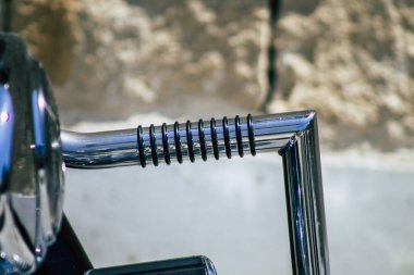 Kıbrıs Rum Kesimi 30 Mayıs 2020 'de Kıbrıs Rum Kesimi' nin Limasol adasında park halindeki Harley Davidson motorsikletine yakın çekim