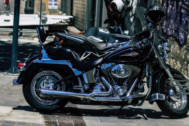 Kıbrıs Rum Kesimi 30 Mayıs 2020 'de Kıbrıs Rum Kesimi' nin Limasol adasında park halindeki Harley Davidson motorsikletine yakın çekim