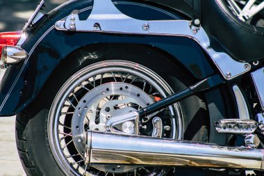 Kıbrıs Rum Kesimi 30 Mayıs 2020 'de Kıbrıs Rum Kesimi' nin Limasol adasında park halindeki Harley Davidson motorsikletine yakın çekim