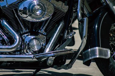Kıbrıs Rum Kesimi 30 Mayıs 2020 'de Kıbrıs Rum Kesimi' nin Limasol adasında park halindeki Harley Davidson motorsikletine yakın çekim