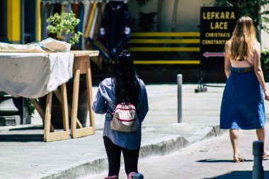 Limasol Kıbrıs Rum Kesimi 30 Mayıs 2020 Kıbrıs Rum Kesimi 'nin Limasol adasındaki deniz kenarında yürüyen kimliği belirsiz kişilerin görüntüsü