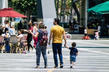Limasol Kıbrıs Rum Kesimi 30 Mayıs 2020 Kıbrıs Rum Kesimi 'nin Limasol adasındaki deniz kenarında yürüyen kimliği belirsiz kişilerin görüntüsü