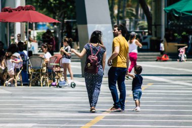Limasol Kıbrıs Rum Kesimi 30 Mayıs 2020 Kıbrıs Rum Kesimi 'nin Limasol adasındaki deniz kenarında yürüyen kimliği belirsiz kişilerin görüntüsü