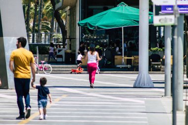 Limasol Kıbrıs Rum Kesimi 30 Mayıs 2020 Kıbrıs Rum Kesimi 'nin Limasol adasındaki deniz kenarında yürüyen kimliği belirsiz kişilerin görüntüsü