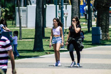 Limasol Kıbrıs Rum Kesimi 30 Mayıs 2020 Kıbrıs Rum Kesimi 'nin Limasol adasındaki deniz kenarında yürüyen kimliği belirsiz kişilerin görüntüsü