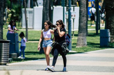 Limasol Kıbrıs Rum Kesimi 30 Mayıs 2020 Kıbrıs Rum Kesimi 'nin Limasol adasındaki deniz kenarında yürüyen kimliği belirsiz kişilerin görüntüsü