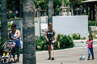 Limasol Kıbrıs Rum Kesimi 30 Mayıs 2020 Kıbrıs Rum Kesimi 'nin Limasol adasındaki deniz kenarında yürüyen kimliği belirsiz kişilerin görüntüsü