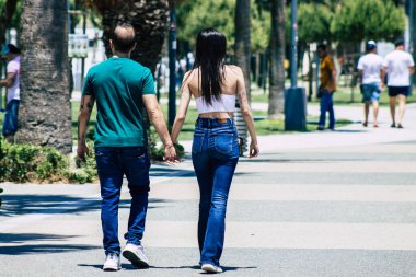 Limasol Kıbrıs Rum Kesimi 30 Mayıs 2020 Kıbrıs Rum Kesimi 'nin Limasol adasındaki deniz kenarında yürüyen kimliği belirsiz kişilerin görüntüsü