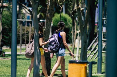 Limasol Kıbrıs Rum Kesimi 30 Mayıs 2020 Kıbrıs Rum Kesimi 'nin Limasol adasındaki deniz kenarında yürüyen kimliği belirsiz kişilerin görüntüsü