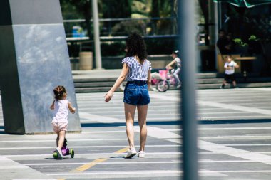 Limasol Kıbrıs Rum Kesimi 30 Mayıs 2020 Kıbrıs Rum Kesimi 'nin Limasol adasındaki deniz kenarında yürüyen kimliği belirsiz kişilerin görüntüsü